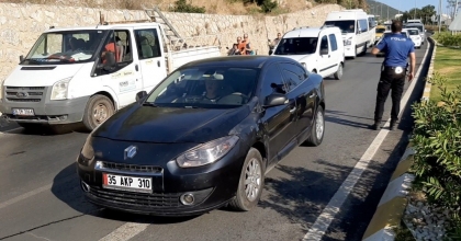 ÇAKARLI ARAÇ TRAFİKTEN MEN EDİLDİ