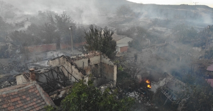 YANGINDA 14 EV 3 AHIR KÜL OLDU