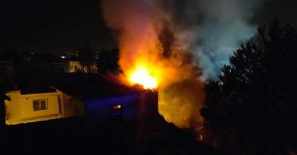 YANGINDA BİNANIN ÇATISI ÇÖKTÜ