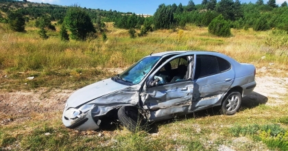 OTOMOBİLLER ÇARPIŞTI: 3 YARALI