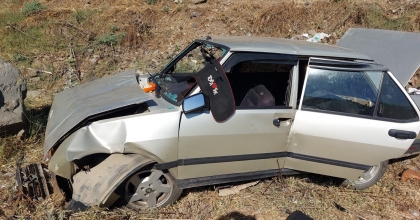 OTOMOBİL ŞARAMPOLE YUVARLANDI: 4 YARALI
