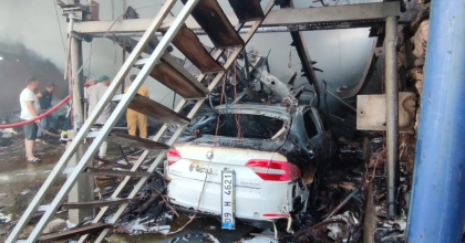 ALEVLERİN ARASINDA KALAN OTOMOBİL HURDAYA DÖNDÜ