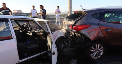 KAZAYI GÖRÜP DURAN OTOMOBİLE BAŞKA ARAÇ ÇARPTI: 9 YARALI