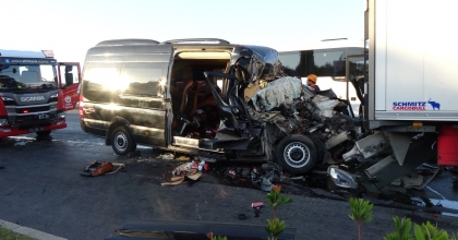 TUR MİNİBÜSÜ TIRA ARKADAN ÇARPTI: 2 KİŞİ CAN VERDİ