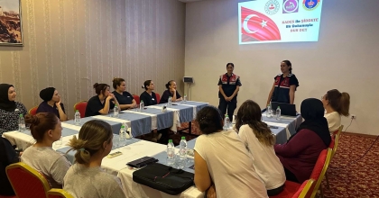 KADINLAR ŞİDDETE KARŞI BİLGİLENDİRİLDİ