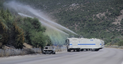 ARACIN SEBEP OLDUĞU YANGINA MÜDAHALE SÜRÜYOR