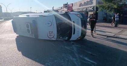 AMBULANSLA KAMYONET ÇARPIŞTI: 3 YARALI