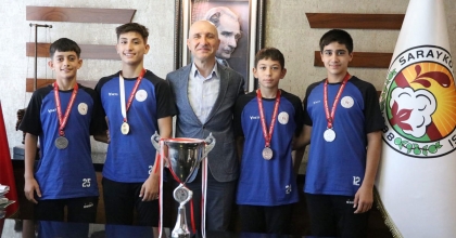 BAŞKAN ÖZBAŞ, MADALYALI GÜREŞÇİLERİ AĞIRLADI