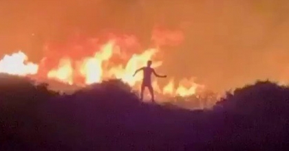 ÇEŞME YANGINI KUNDAKÇISI ÖNCE ALEVLERİN ARASINDA DOLAŞMIŞ SONRA KAÇMIŞ