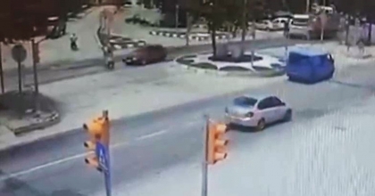 DİKKATSİZ MOTOSİKLETLİ ÖLÜMDEN DÖNDÜ 
