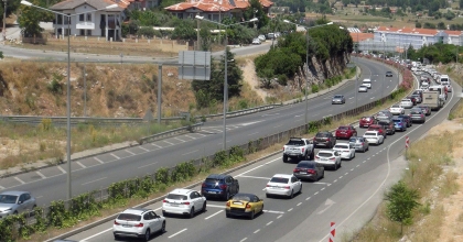 GÖKOVA-YATAĞAN KARAYOLUNDA TATİLCİLERİN ARAÇ YOĞUNLUĞU ARTTI