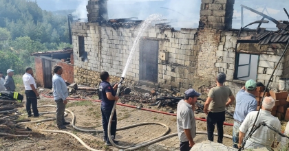 GÖRDES'TE EV YANGINI: 1 YARALI