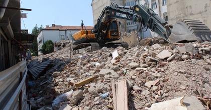 HAFTALARDIR BİTMEYEN YIKIM BÖLGE ESNAFINI ZORA SOKTU  