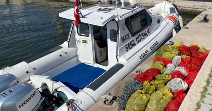 İZMİR'DE KAÇAK AVLANANLAR SAHİL GÜVENLİK'E YAKALANDI 