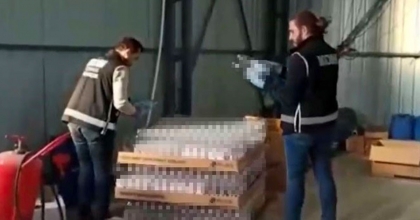 İZMİR'DE TONLARCA SAHTE ETİL ALKOL ELE GEÇİRİLDİ