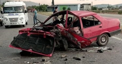 İZMİR'DEKİ KAZADA OTOMOBİL KAĞIT GİBİ YIRTILDI: 2 YARALI   