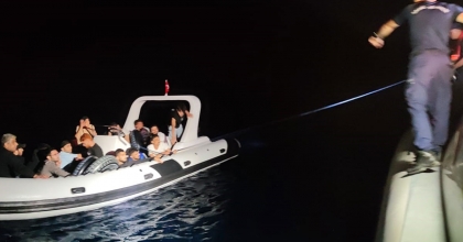 LASTİK BOT İÇERİSİNDE 17 GÖÇMEN YAKALANDI