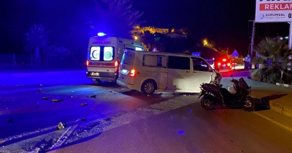 FETHİYE'DE MİNİBÜS İLE KAMYONET ÇARPIŞTI: 2 YARALI