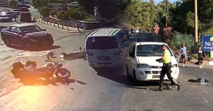 MOTOSİKLET İLE MİNİBÜSÜN KARIŞTIĞI KAZA GÜVENLİK KAMERASINDA