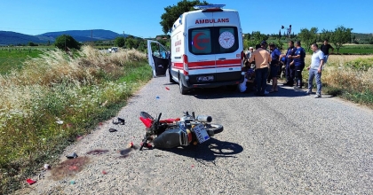 MOTOSİKLET TRAKTÖRE ÇARPTI: 2 YARALI