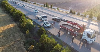 OTOMOBİL 2 METRELİK ŞARAMPOLDEN AŞAĞI DÜŞTÜ: 3 YARALI