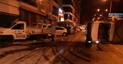 PARK HALİNDEKİ ARAÇLARA ÇARPAN KAMYONET DEVRİLDİ: 1 YARALI