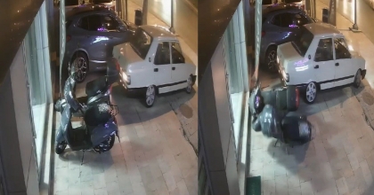 PARK HALİNDEKİ MOTOSİKLETLERE ÇARPIP ARKASINA BAKMADAN KAÇTI