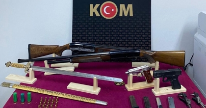 RUHSATSIZ SİLAHLARIN BULUNDUĞU EVE POLİS BASKINI