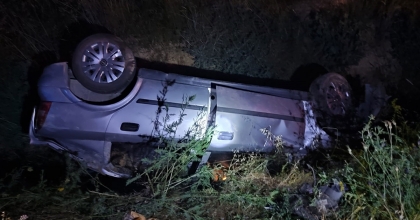 ŞARAMPOLE DEVRİLEN ARAÇTAKİ 3 KİŞİ YARALANDI   