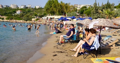 SEFERİHİSAR’DA PLAJLARA MAVİ BAYRAKLAR ASILDI 