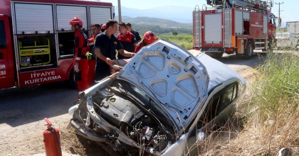 SEYDİKEMER'DE OTOMOBİL ŞARAMPOLE DEVRİLDİ: 1 ÖLÜ