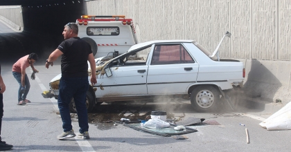 OTOMOBİL REFÜJE ÇIKIP TAKLA ATTI: 2 YARALI