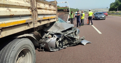 TIRA SAPLANAN OTOMOBİLDEN SAĞ ÇIKTI 