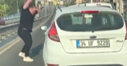 İZMİR'DE TRAFİKTE KORKU DOLU ANLAR: YOL KESİP KADIN SÜRÜCÜNÜN AYNASINI KIRDI  