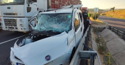 TRAKTÖR VE OTOMOBİLİN ÇARPIŞTIĞI KAZADA 4 KİŞİ YARALANDI   