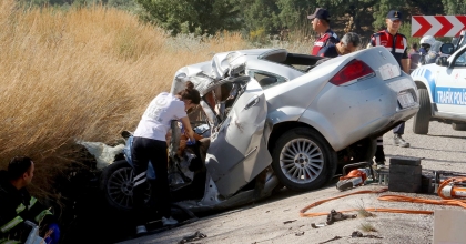 TUĞLA YÜKLÜ TIR İLE OTOMOBİL ÇARPIŞTI: 2 ÖLÜ