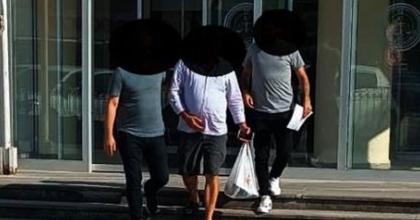 TURİSTLERİN KARTINI ÇALIP PARA ÇEKEN HIRSIZLAR YAKALANDI   