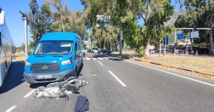 GÖKOVA'DA MİNİBÜS ELEKTRİKLİ BİSİKLETE ÇARPTI: 1 AĞIR YARALI