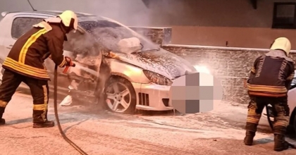 YANAN OTOMOBİL KULLANILAMAZ HALE GELDİ