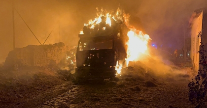 SAMAN YÜKLÜ KAMYON ALEV ALEV YANDI  