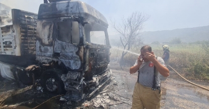 İZMİR'DE SAMAN YÜKLÜ TIR ALEV ALDI  