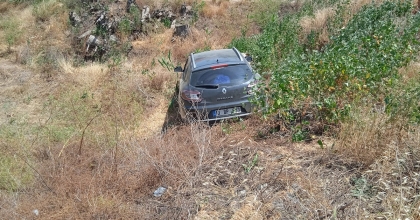 TELEFON DİREĞİNİ YIKIP ŞARAMPOLDEN AŞAĞI DÜŞEN OTOMOBİLDE 4 KİŞİ YARALANDI