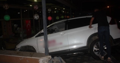 DİREKSİYON HAKİMİYETİ KAYBEDEN SÜRÜCÜ OTOMOBİLLE KAFEYE GİRDİ