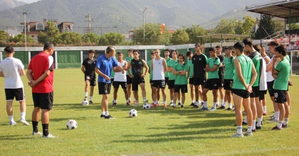 GENÇ HOROZLAR YENİ SEZON İÇİN SAHAYA İNDİ 