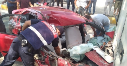 Gaz pedalı takılı kalan otomobil kamyonete çarptı: 2 yaralı 