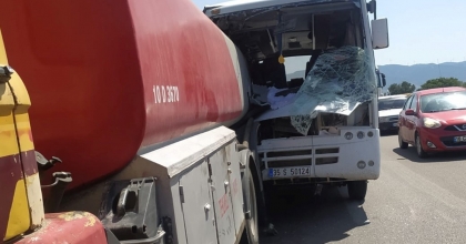 İZMİR'DE MADEN İŞÇİLERİNİ TAŞIYAN SERVİS KAZA YAPTI: 16 YARALI