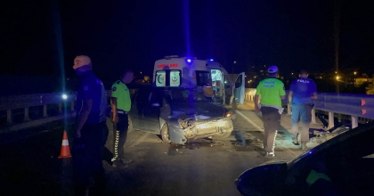 KONTROLDEN ÇIKAN OTOMOBİL BARİYERLERE ÇARPTI: 1 YARALI