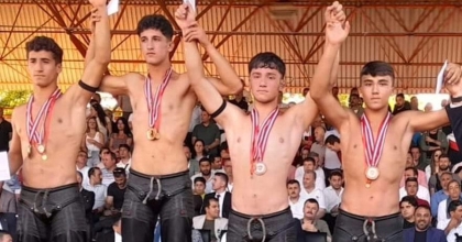 DENİZLİLİ GÜREŞÇİLER TARİHİ ÇAYIRDA DERECE ALDI