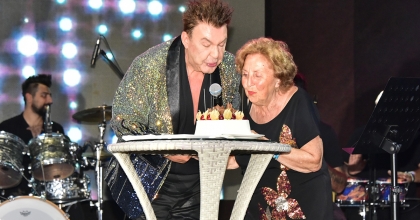 DOĞUM GÜNÜNÜ SAHNEDE ANNESİYLE BERABER KUTLADI