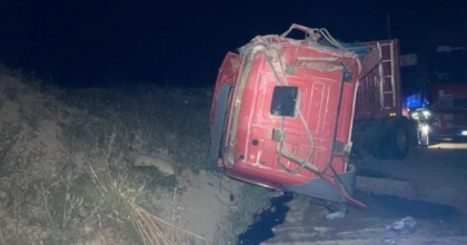 GEDİZ'DE TOMRUK YÜKLÜ TIR DEVRİLDİ: 1 YARALI